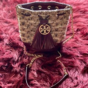 Tory Burch 80597 fleming Soft Tweed Mini Bucket - Maroon.